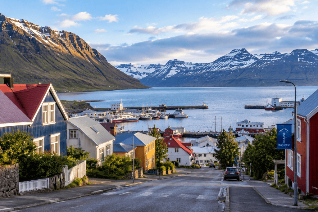 pueblo de Ísafjörður en los fiordos del oeste de Islandia