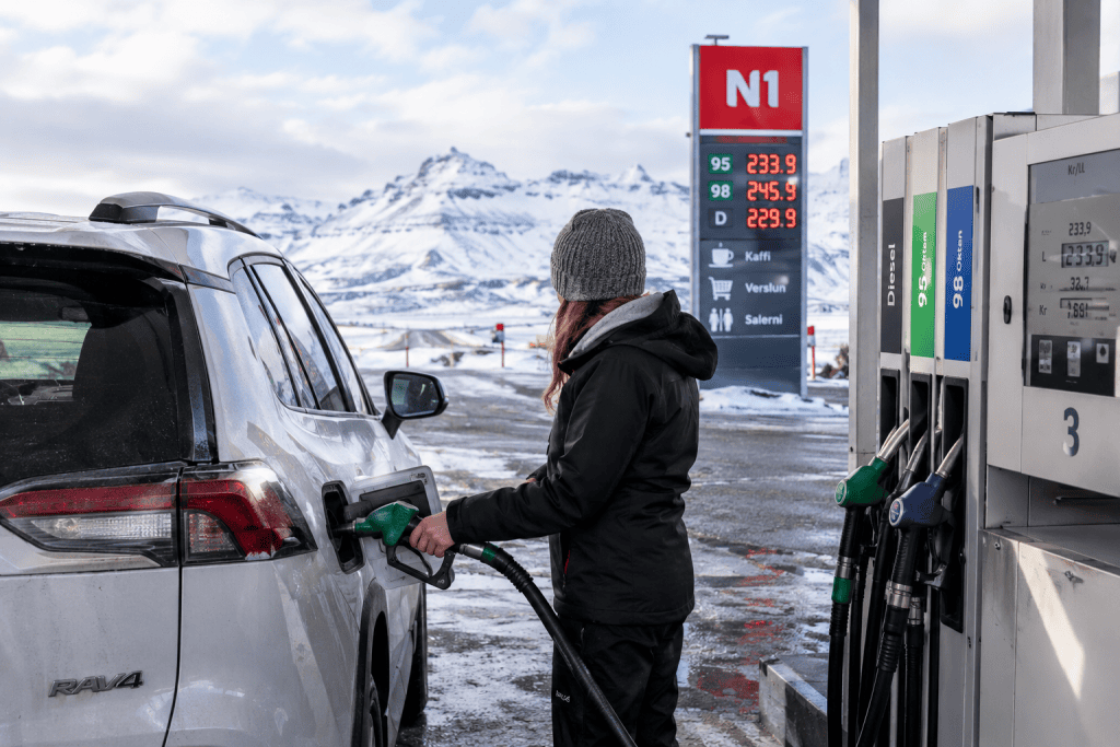 oste de alquiler de coche y combustible en un viaje a Islandia